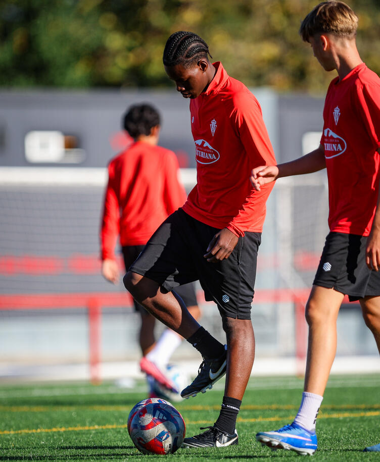 Khari training at Real Sporting de Gijón